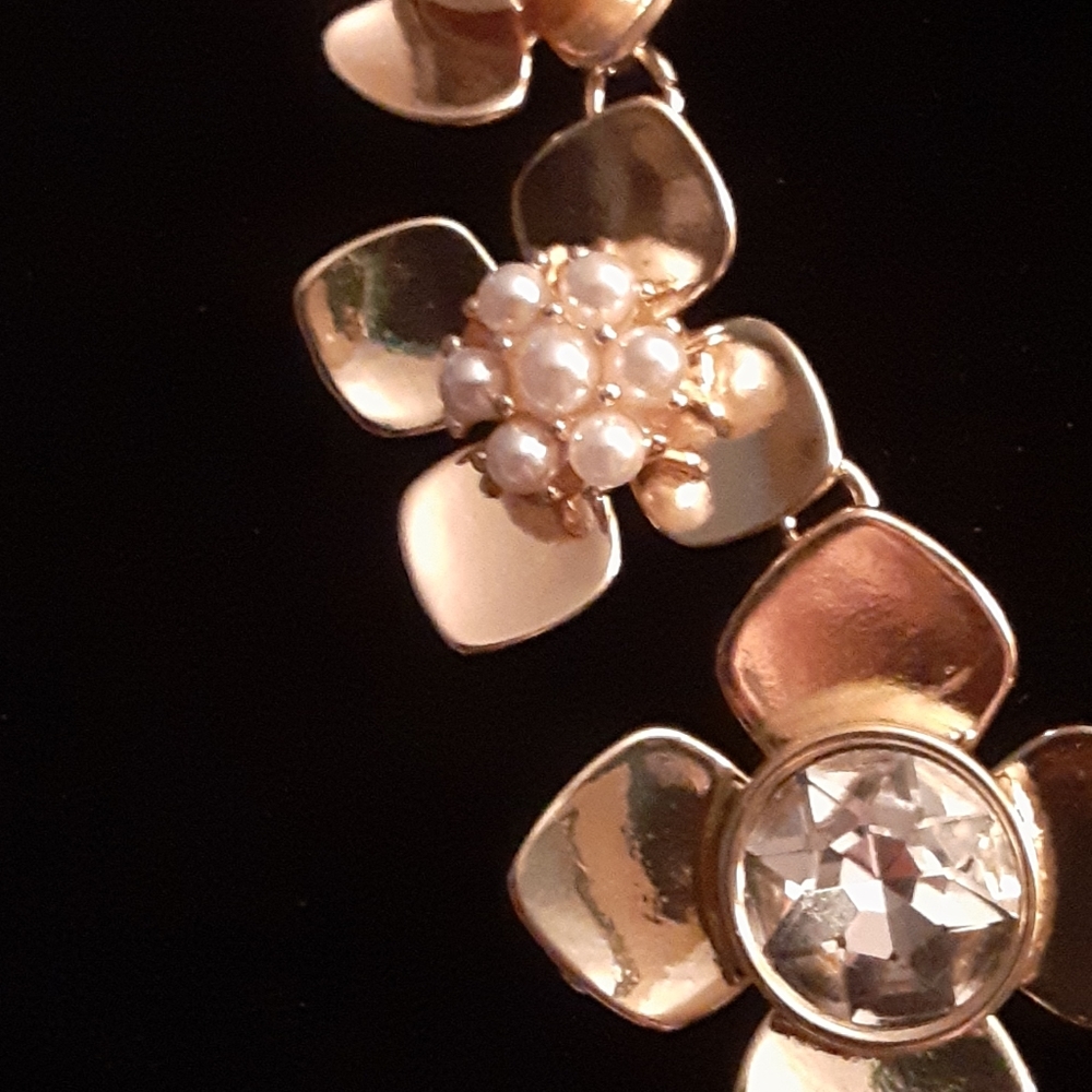 ANN TAYLOR FACTORY GOLD STATEMENT NECKLACE - Picture 3 of 8